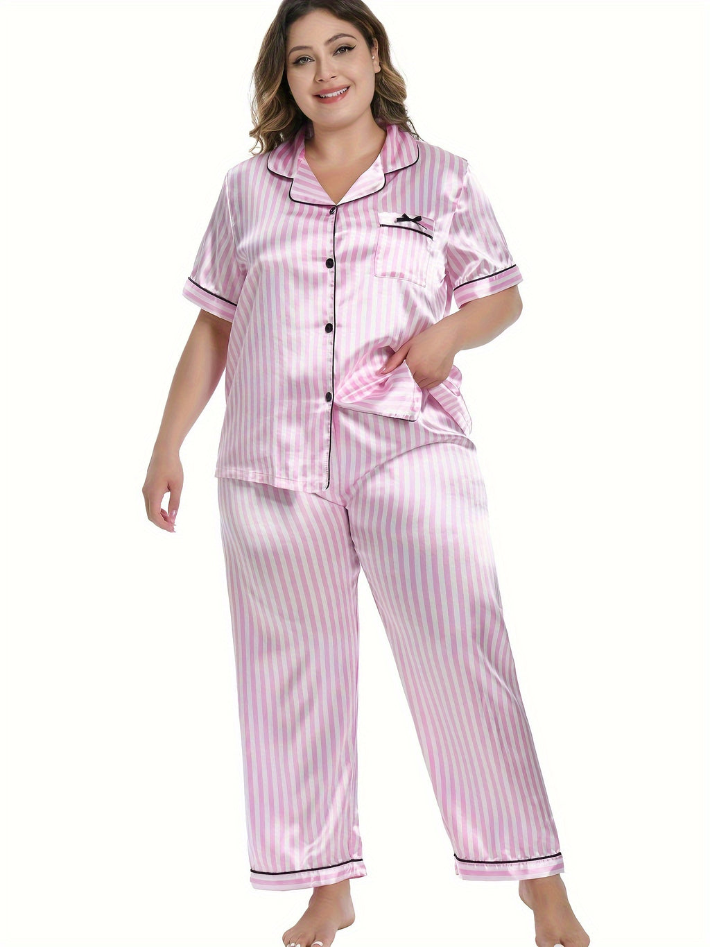 Pyjama grande taille en satin à rayures, manches courtes, tombé fluide, vu de dos