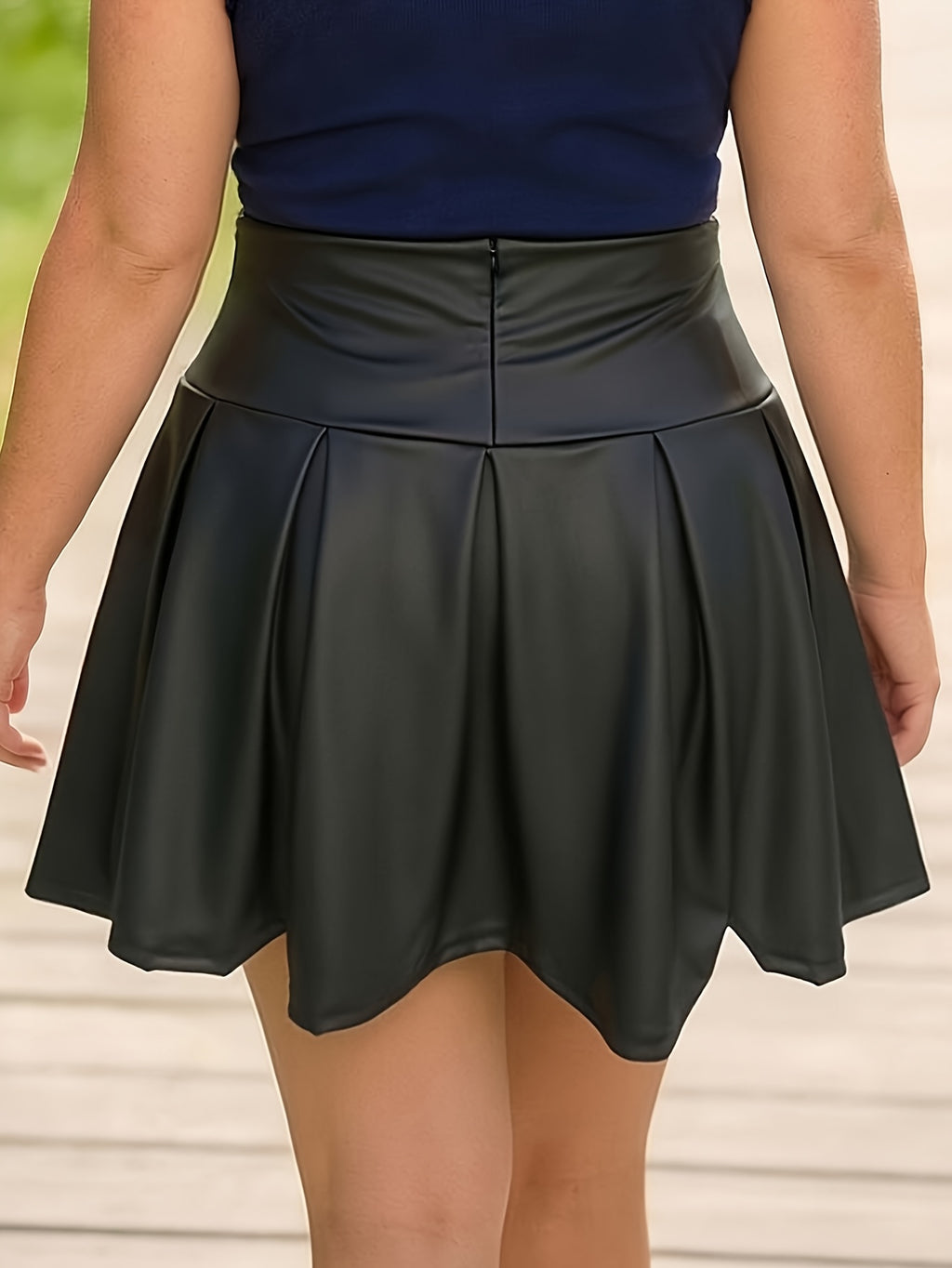 Jupe grande taille en cuir synthétique, plissés, allure cuir, mise en situation
