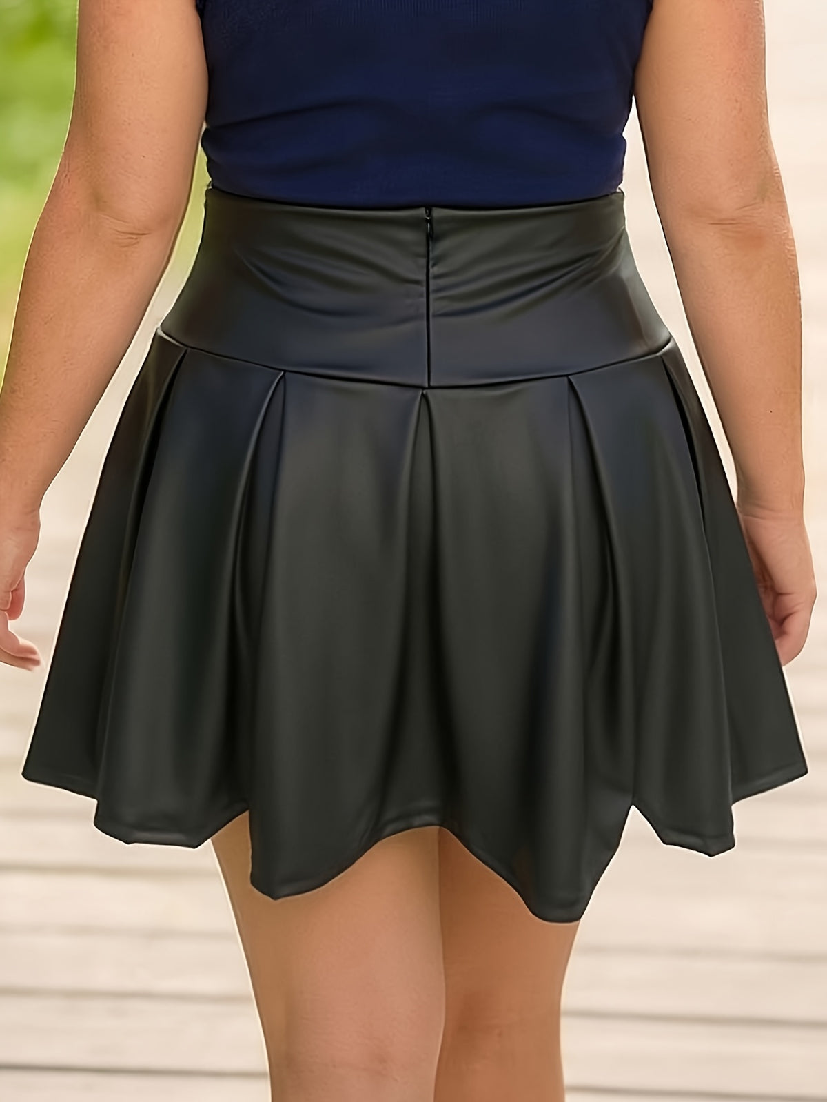 Jupe grande taille en cuir synthétique, plissés, allure cuir, mise en situation