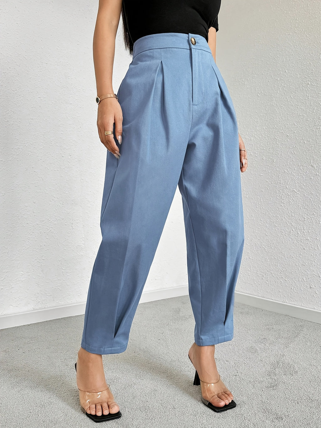 Pantalon carotte grande taille — Plis creux et bouton doré