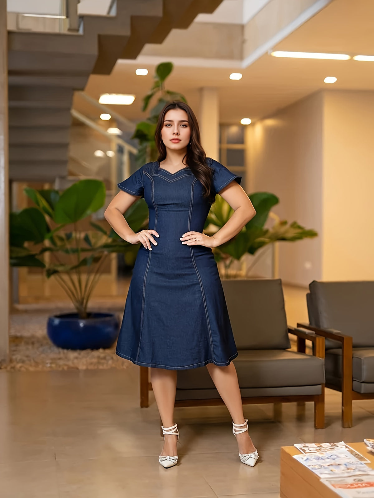 Robe grande taille, col carré, manches courtes, tenue franche, détail du col