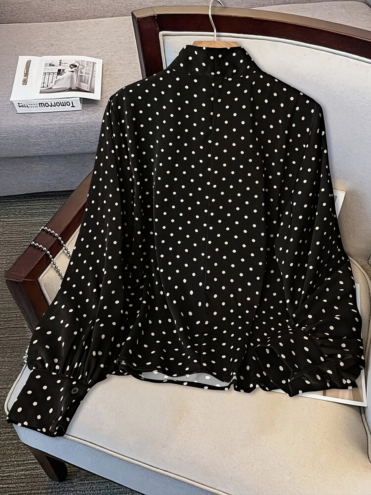 Blouse grande taille à pois, manches longues, vu de dos