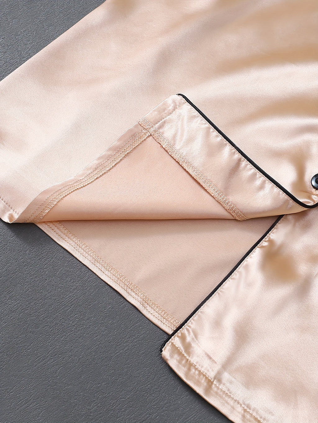 Pyjama grande taille en satin, poches plaquées, manches courtes, tombé fluide, mise en situation