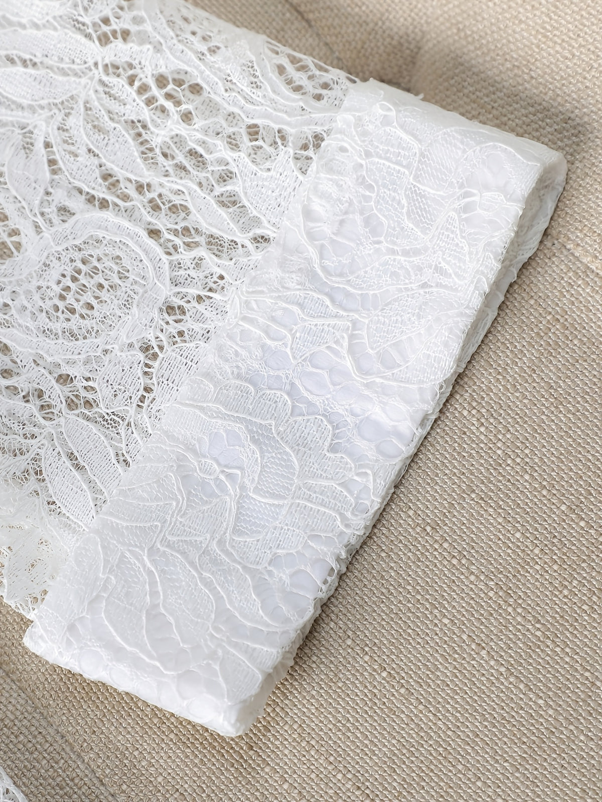 Veste grande taille en dentelle, effet ajouré, vue de profil