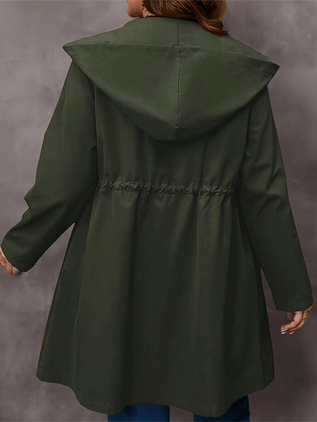 Manteau grande taille, capuche, ligne nette, détail du tissu