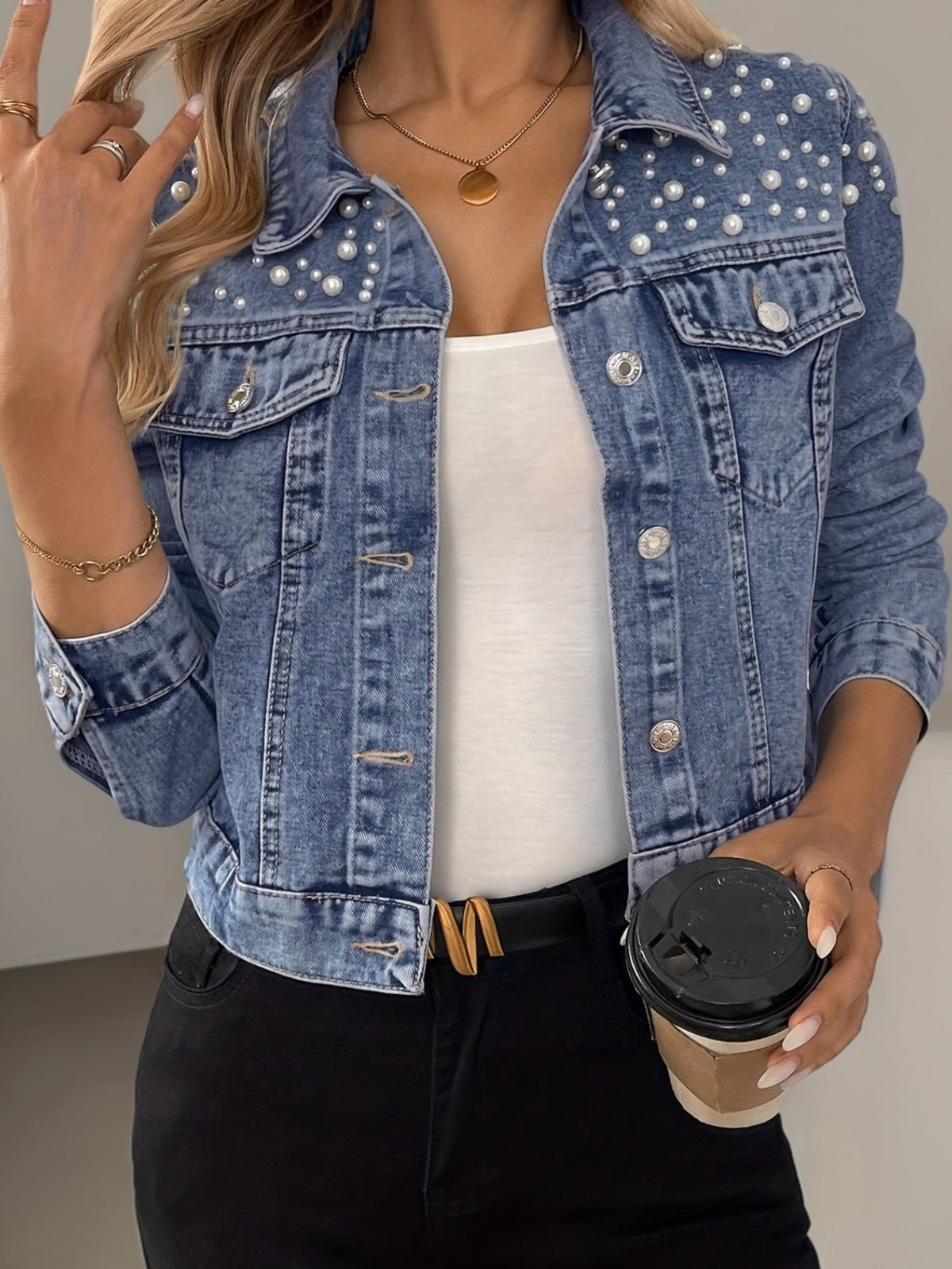 Veste grande taille, col à revers, boutonnage, manches courtes, détail du col