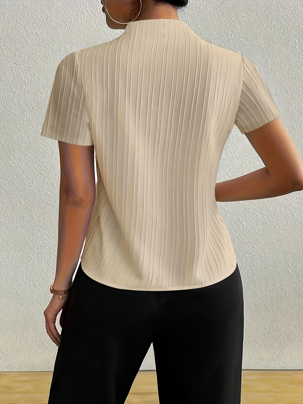 Chemise grande taille, col V, manches courtes, vu de dos