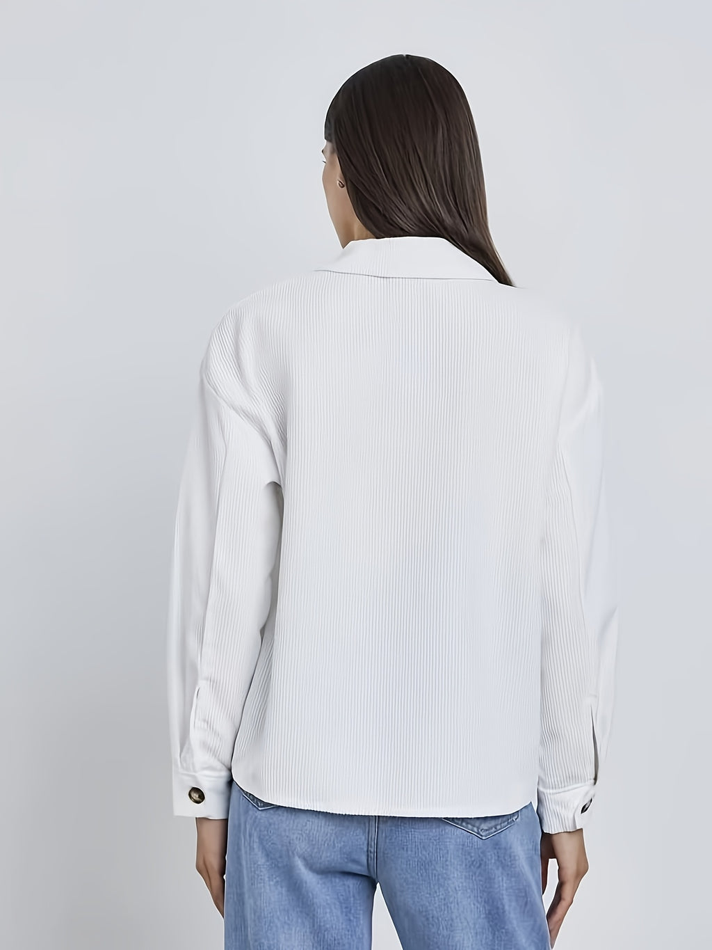 Veste grande taille en velours côtelé, col polo, boutonnage, poches pratiques, porté de face
