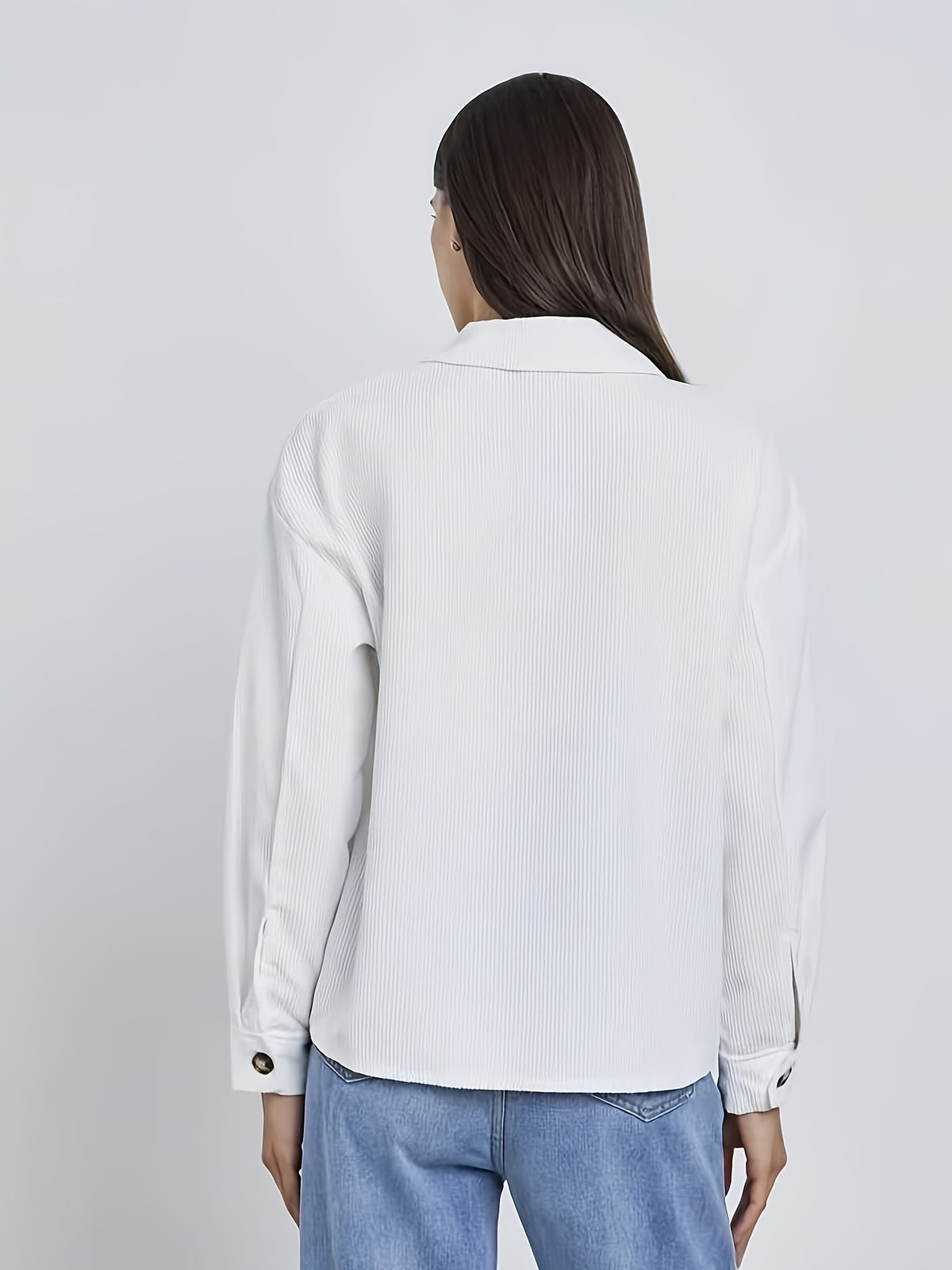 Veste grande taille en velours côtelé, col polo, boutonnage, poches pratiques, porté de face