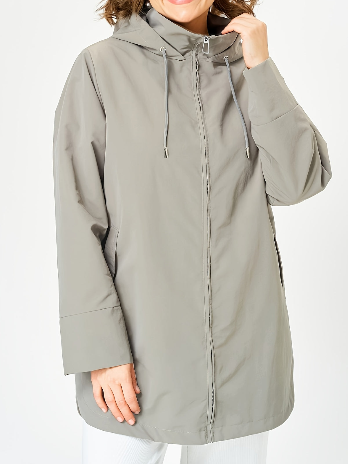 Manteau grande taille, fermeture zippée, capuche, esprit trench, détail du tissu