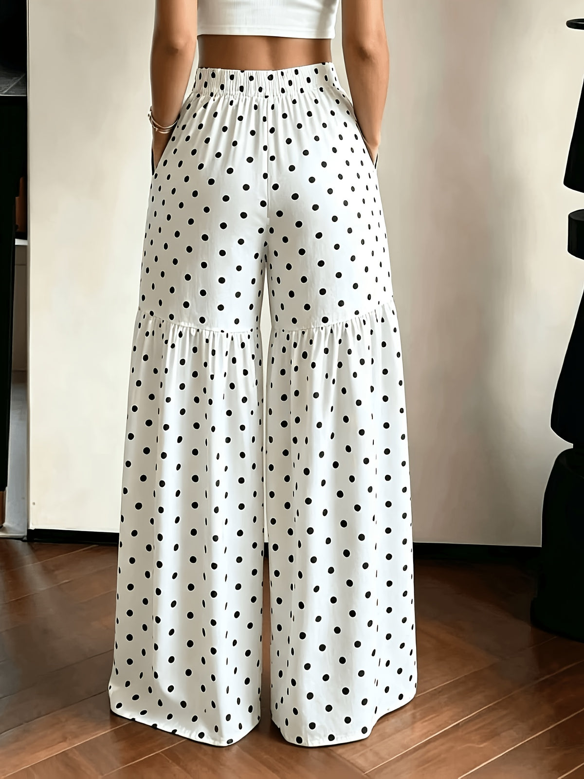 Pantalon grande taille à pois, coupe évasée, poches pratiques, mise en situation
