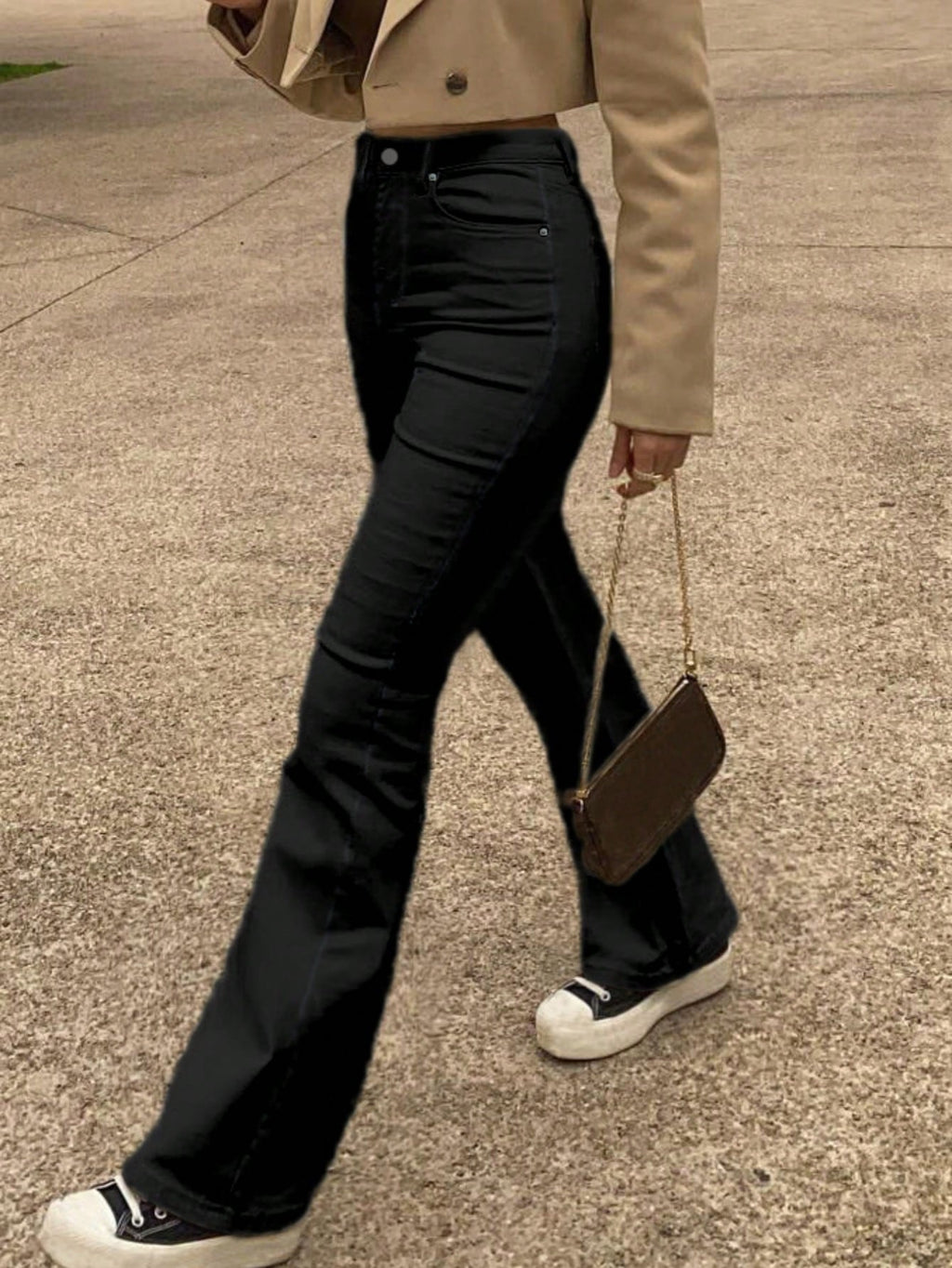 Pantalon grande taille, coupe évasée, poches pratiques, tenue franche — composition : 55% Coton, 31% Polyester, 12% Viscose, 2% Élasthanne