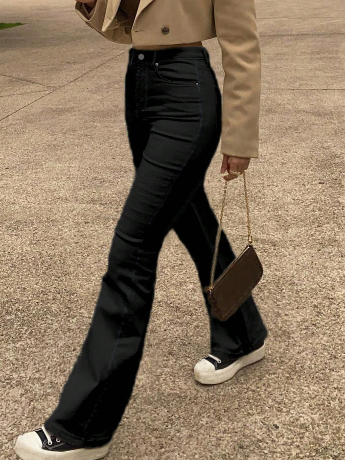 Pantalon grande taille, coupe évasée, poches pratiques, tenue franche — composition : 55% Coton, 31% Polyester, 12% Viscose, 2% Élasthanne