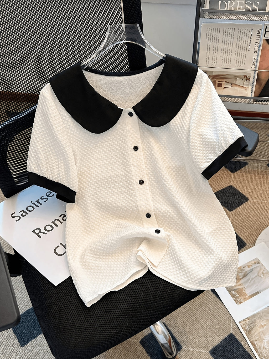 Chemise grande taille, boutonnage, manches courtes, allure élégante, détail du tissu