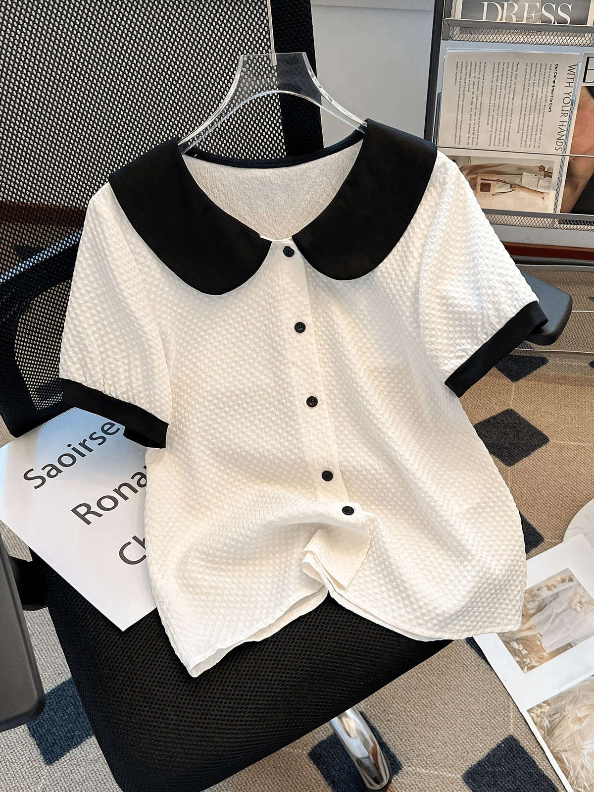 Chemise grande taille, boutonnage, manches courtes, allure élégante, détail du tissu