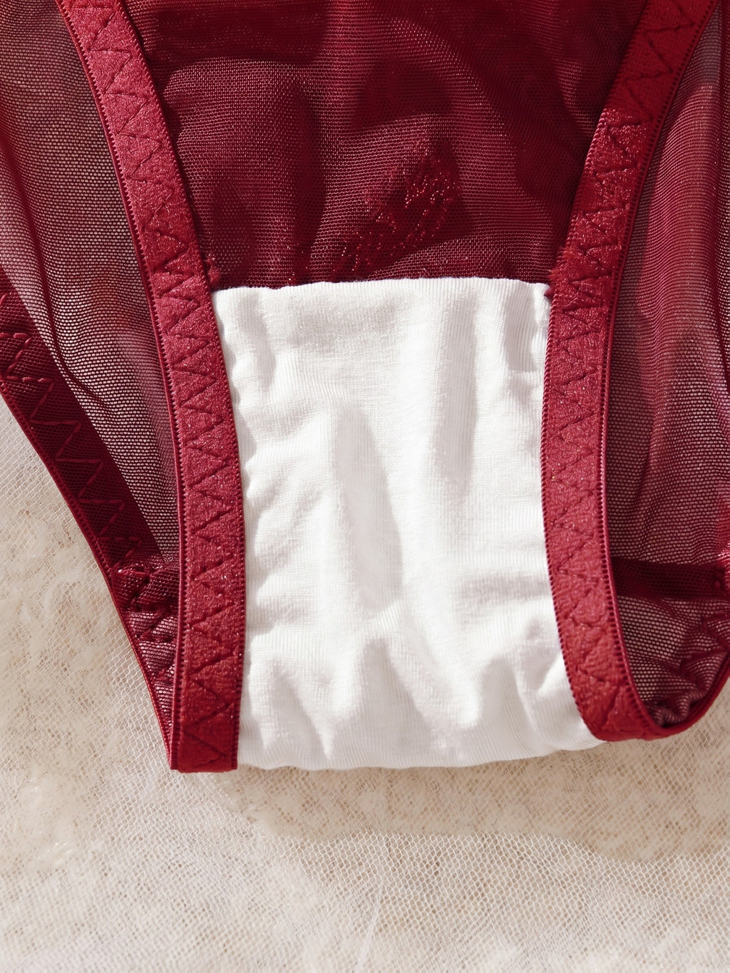 Ensemble grande taille à broderies, allure élégante, vu de dos