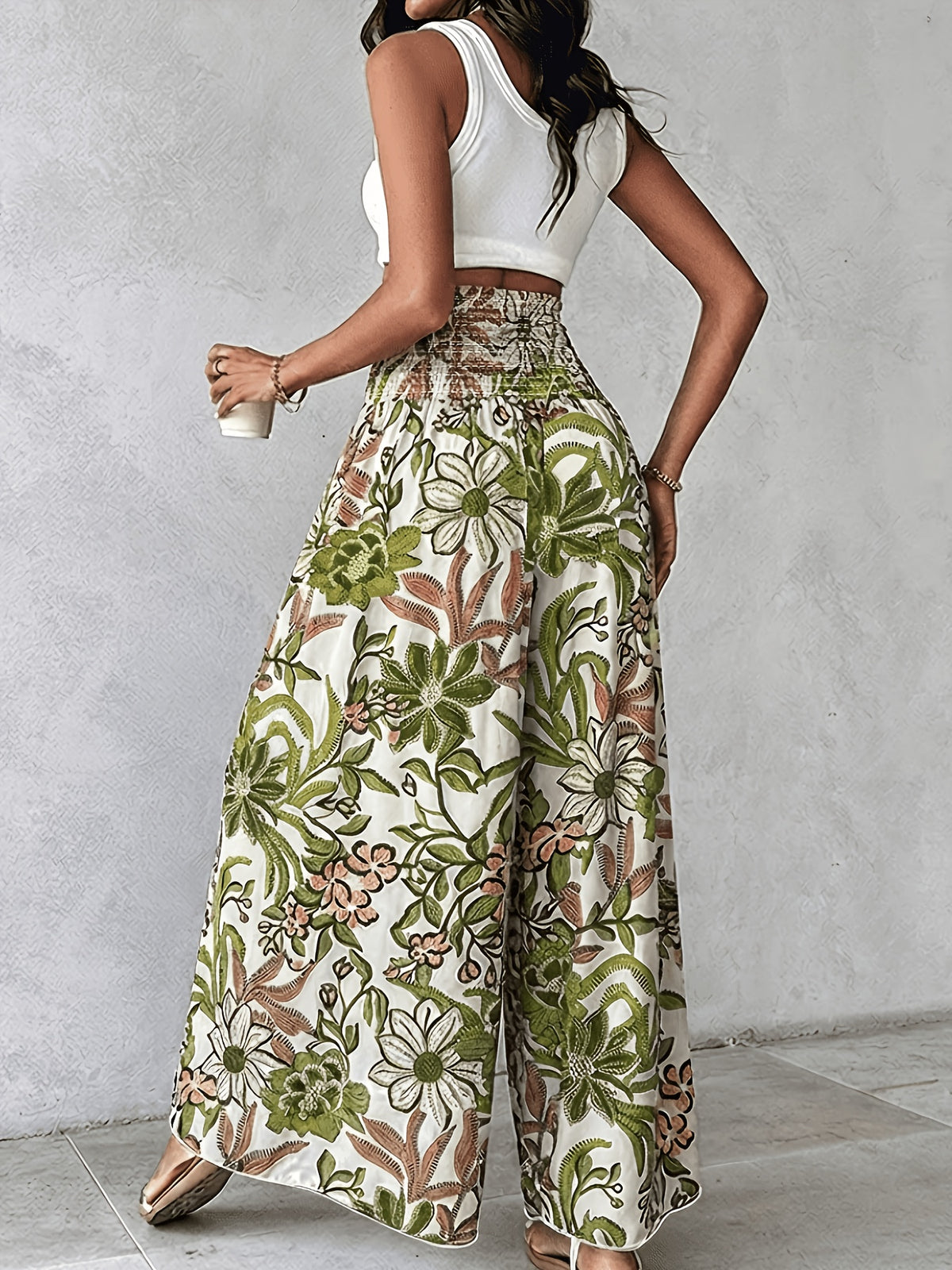 Pantalon grande taille, porté de face