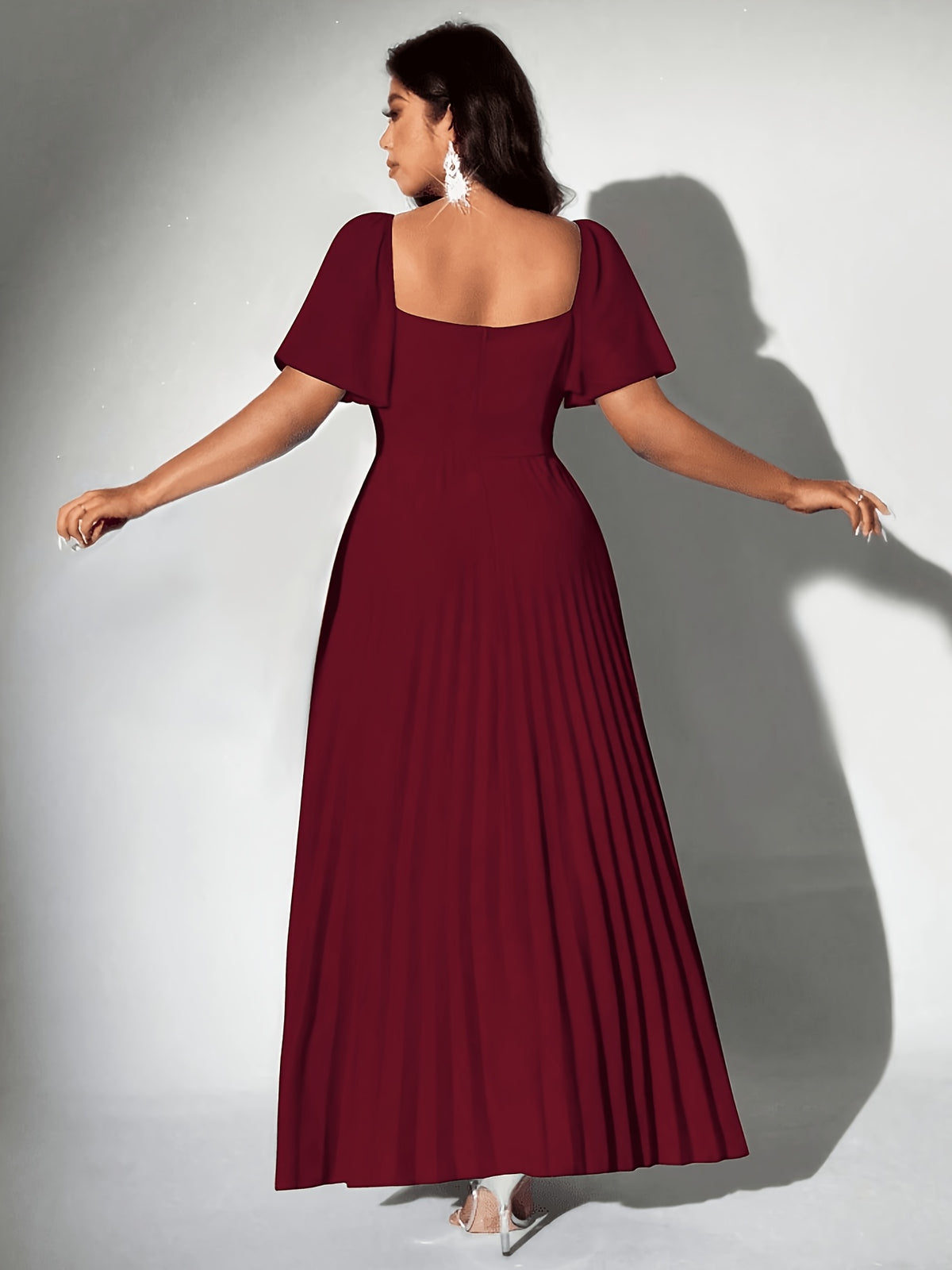 Robe d'invitée grande taille — Col carré et jupe plissée