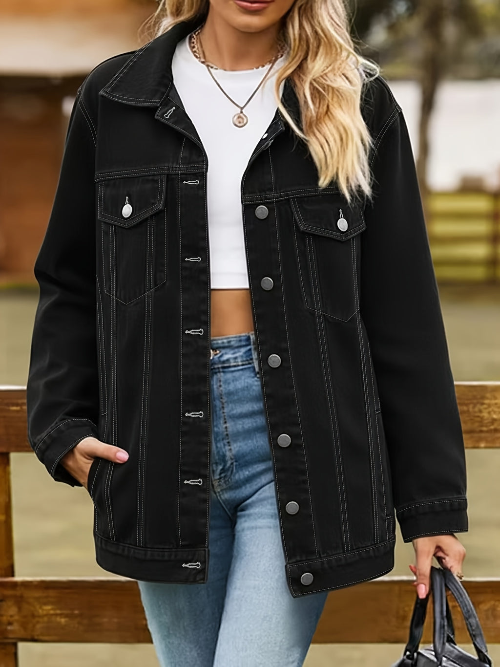 Veste grande taille, coupe oversize, poches plaquées, tenue franche, mise en situation