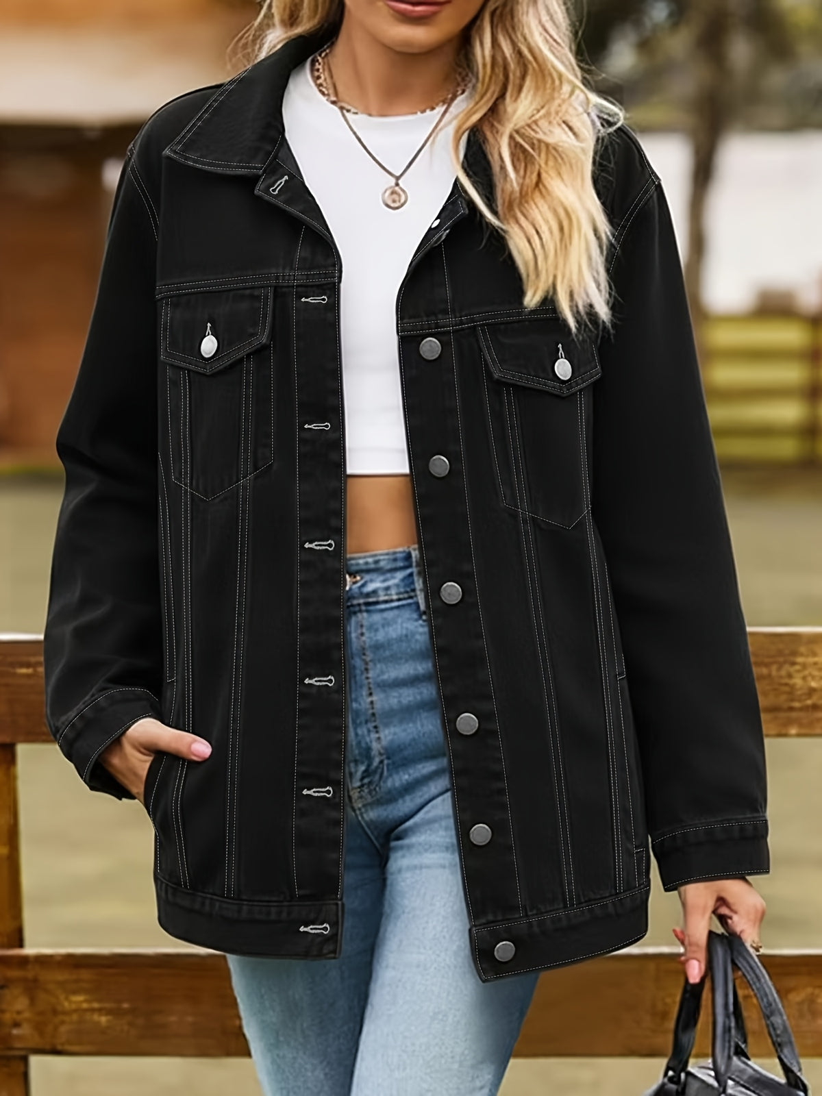 Veste grande taille, coupe oversize, poches plaquées, tenue franche, mise en situation