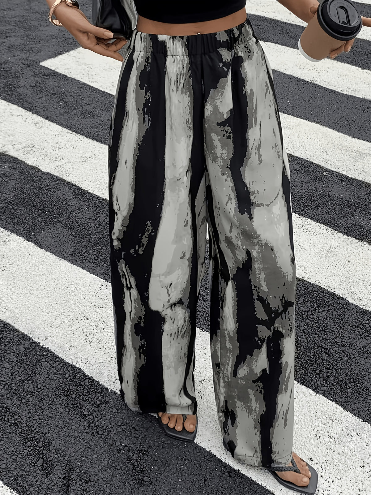 Pantalon grande taille, coupe évasée, allure élégante, porté de face
