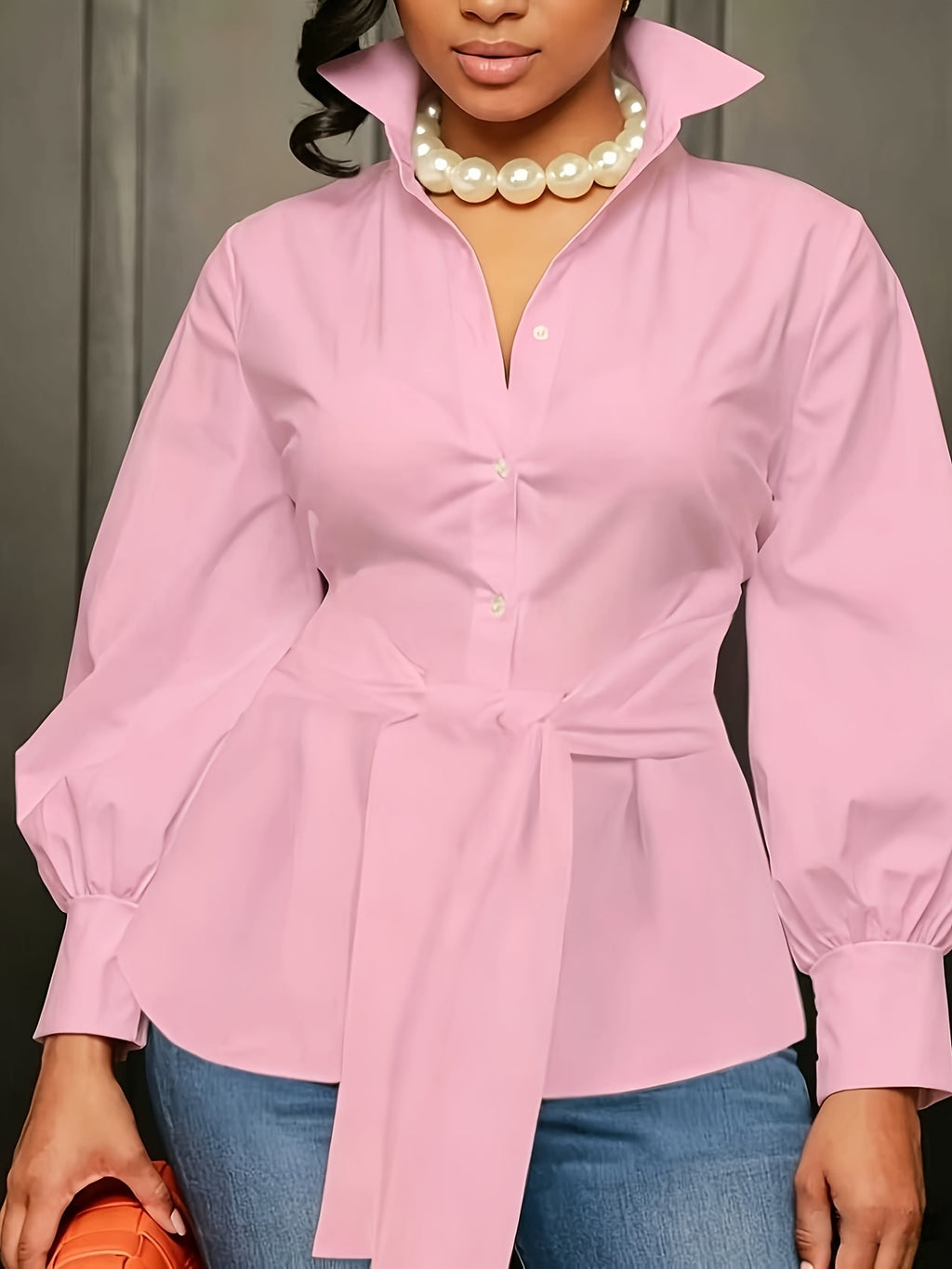 Chemise grande taille, coupe oversize, col à revers, allure élégante, détail du col