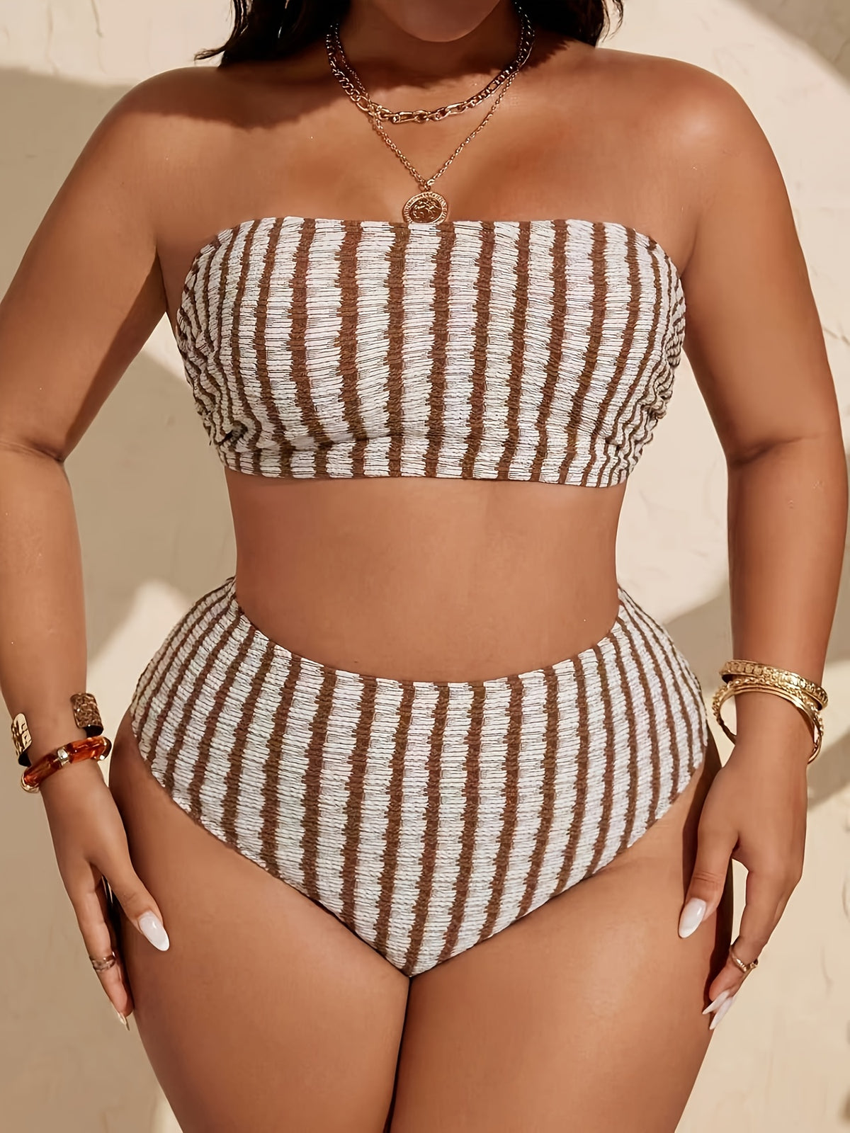 Bikini bandeau grande taille — Rayures gaufrées camel et écru