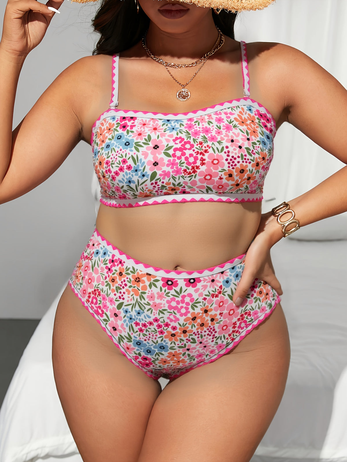 Bikini grande taille — Fleurs des champs et galon croquet