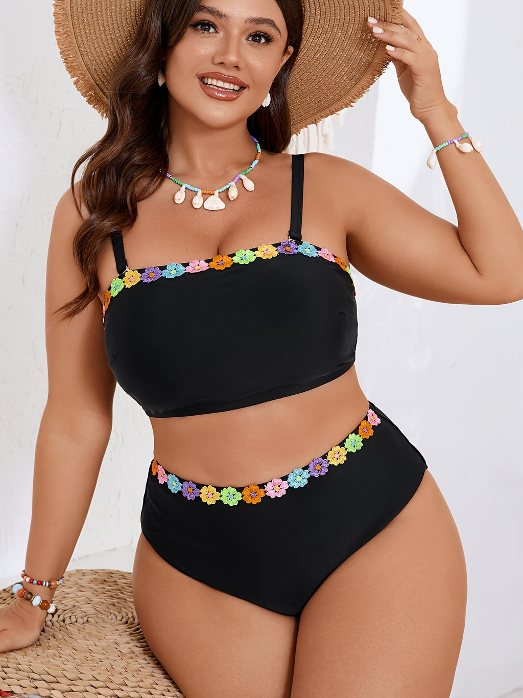Bikini grande taille — Bandeau noir uni et galon fleuri