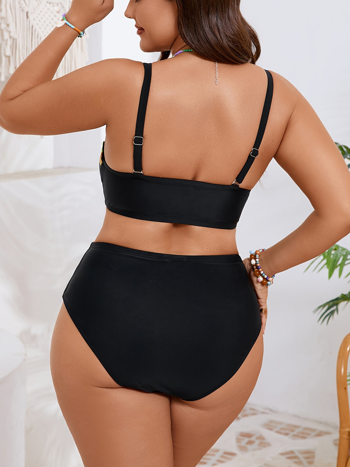 Bikini grande taille — Bandeau noir uni et galon fleuri