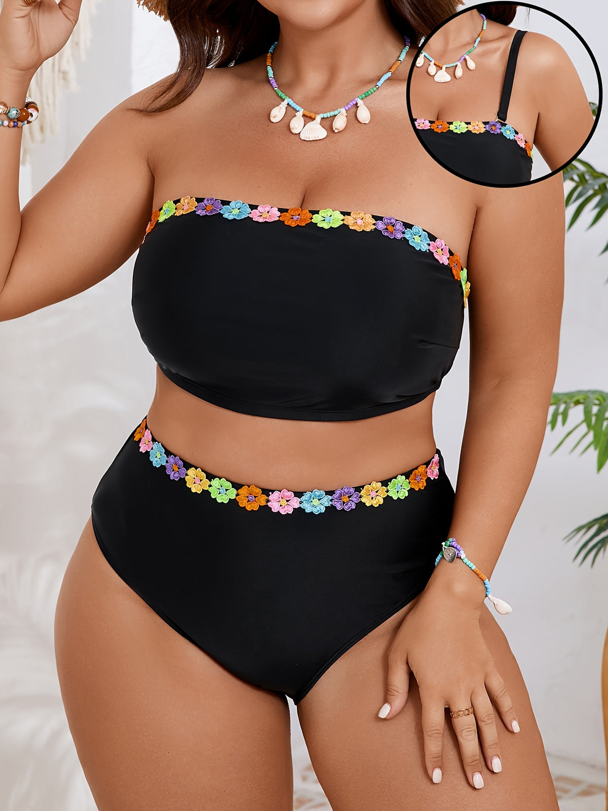 Bikini grande taille — Bandeau noir uni et galon fleuri