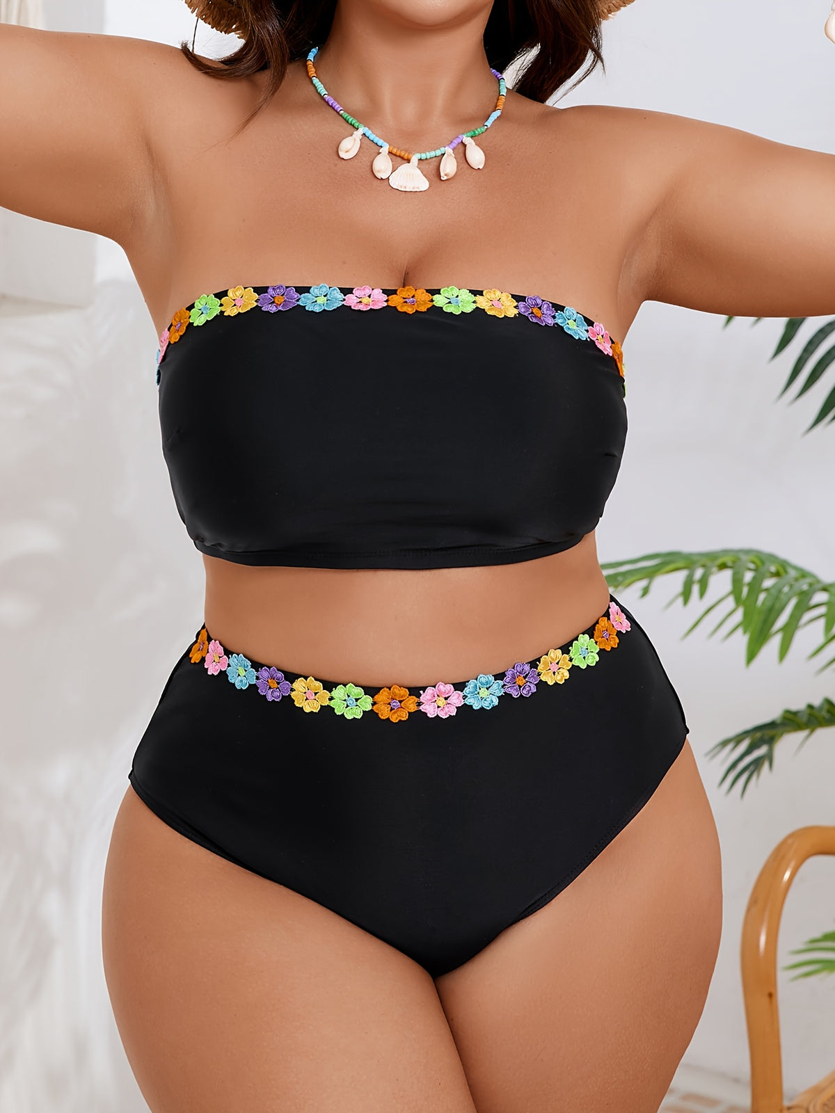 Bikini grande taille — Bandeau noir uni et galon fleuri