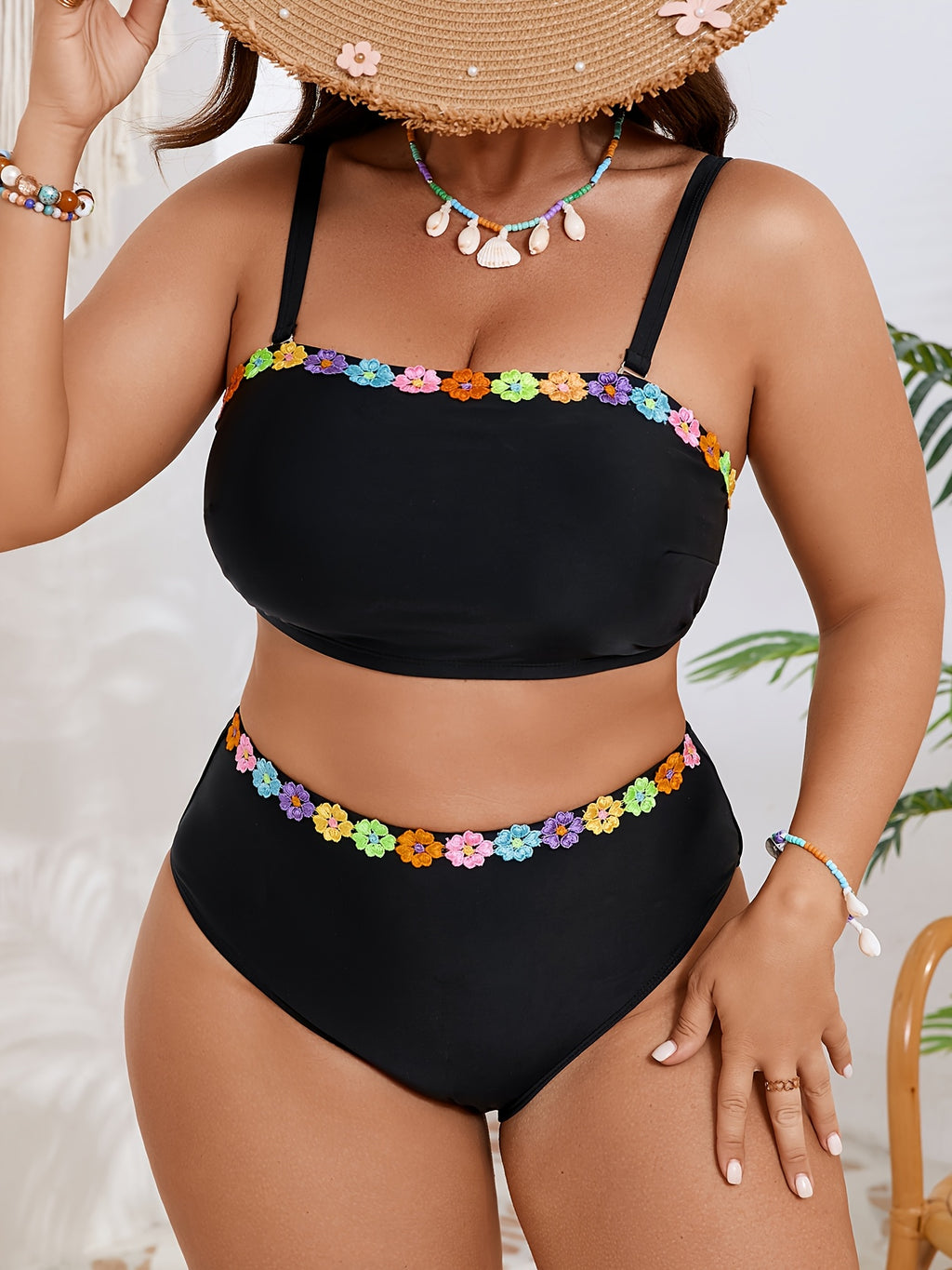 Bikini grande taille — Bandeau noir uni et galon fleuri