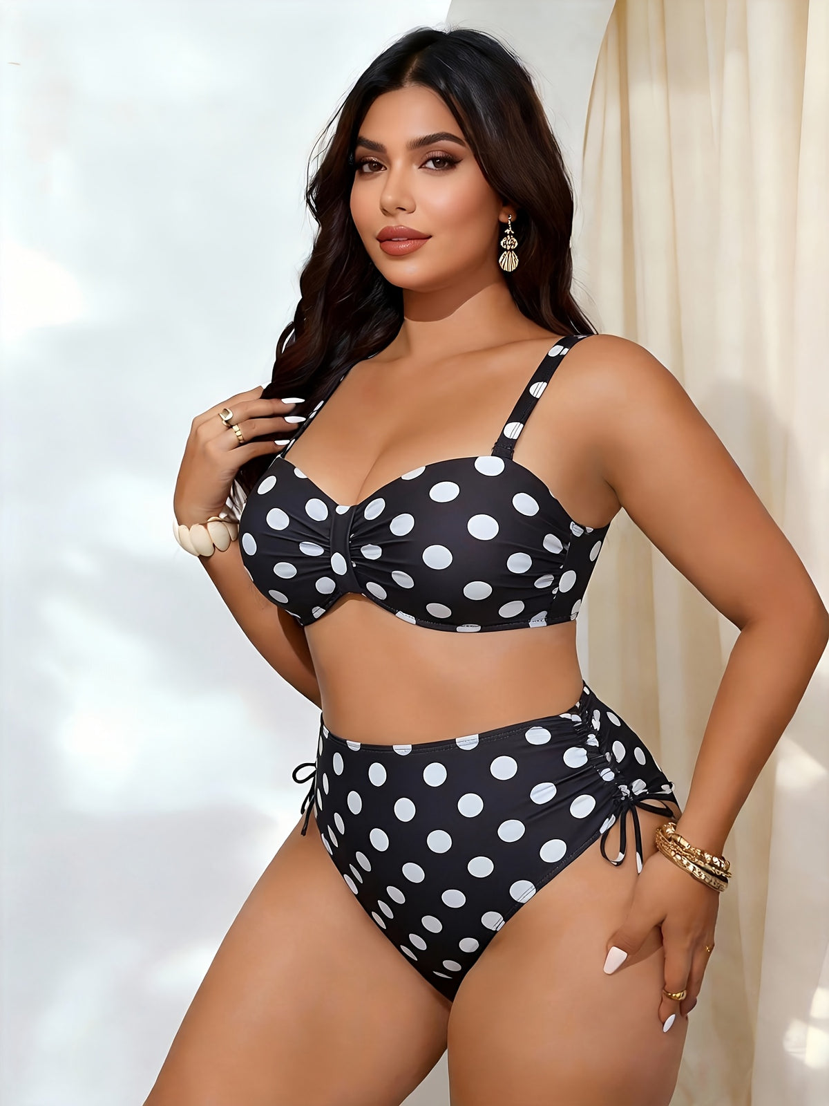Bikini grande taille — Gros pois blancs et cordons de côté