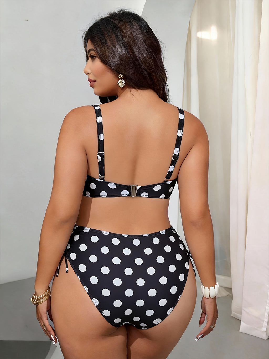 Bikini grande taille — Gros pois blancs et cordons de côté