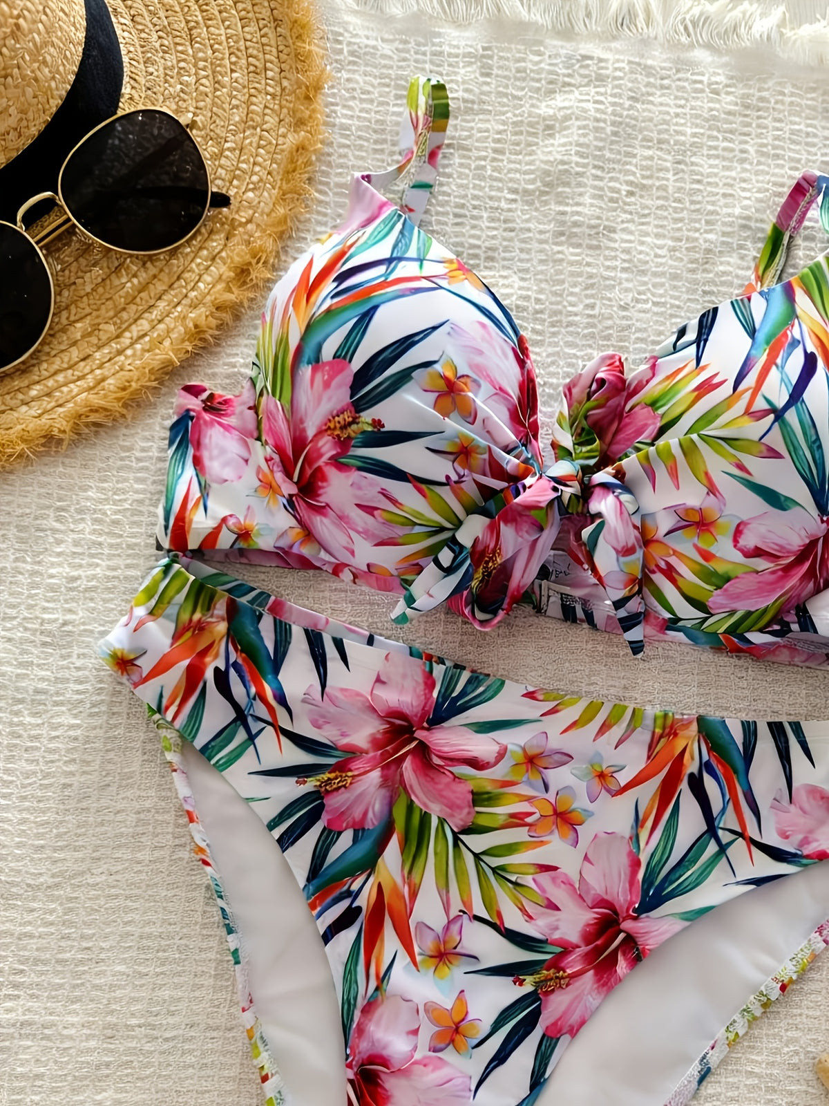Bikini grande taille — Fleurs tropicales peintes sur blanc