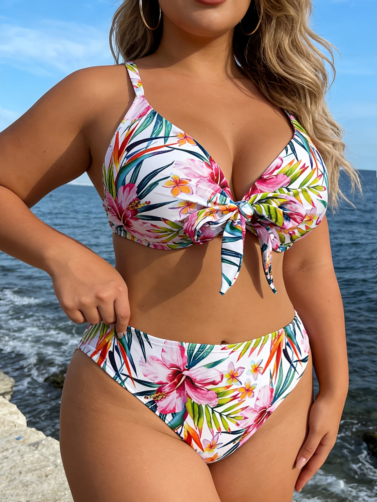 Bikini grande taille — Fleurs tropicales peintes sur blanc