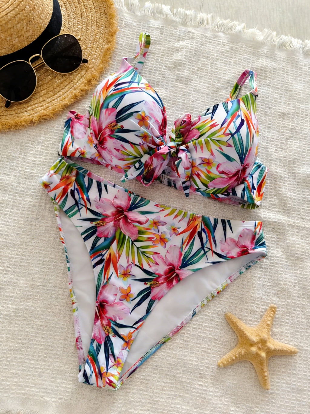Bikini grande taille — Fleurs tropicales peintes sur blanc