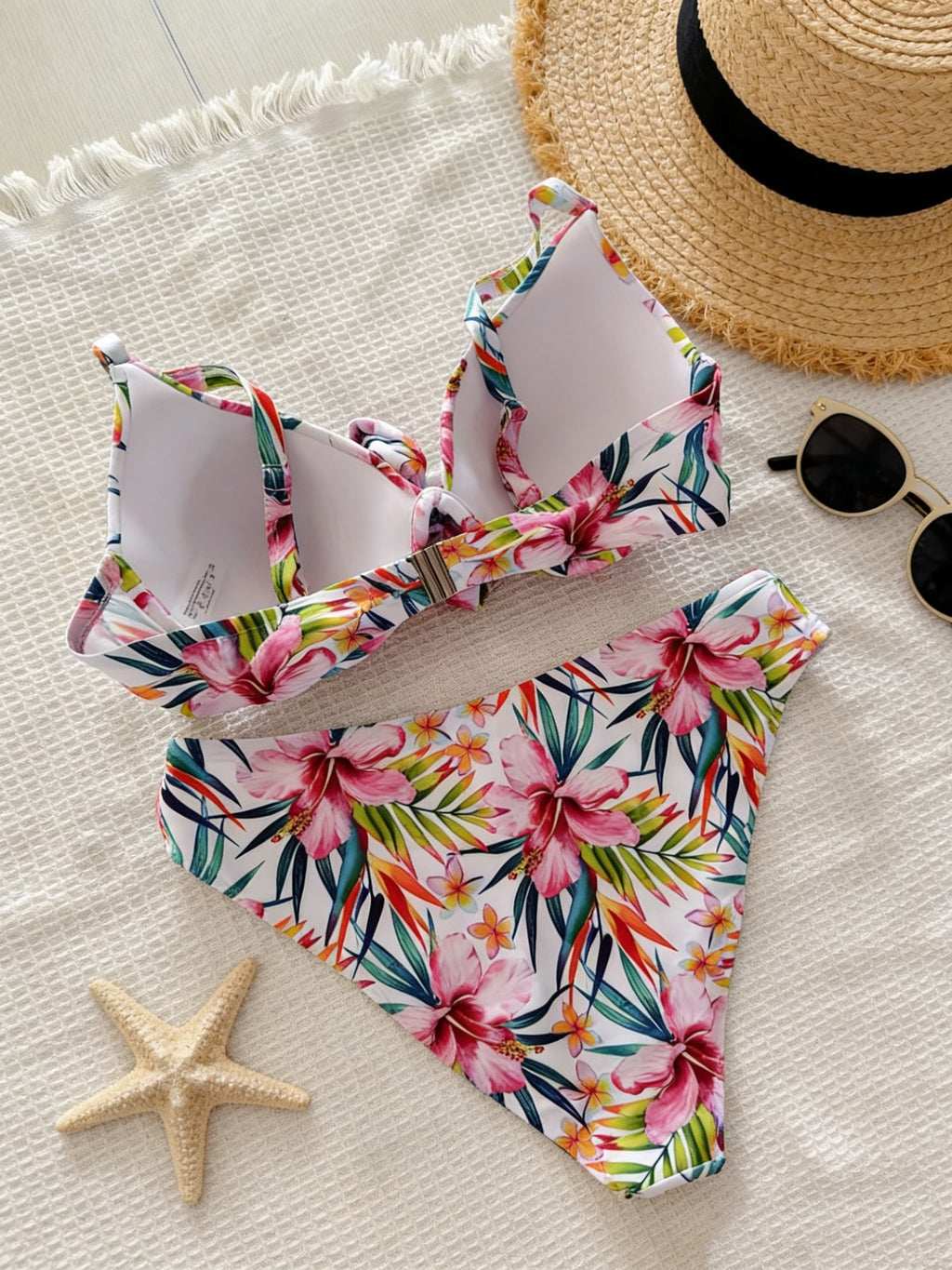 Bikini grande taille — Fleurs tropicales peintes sur blanc