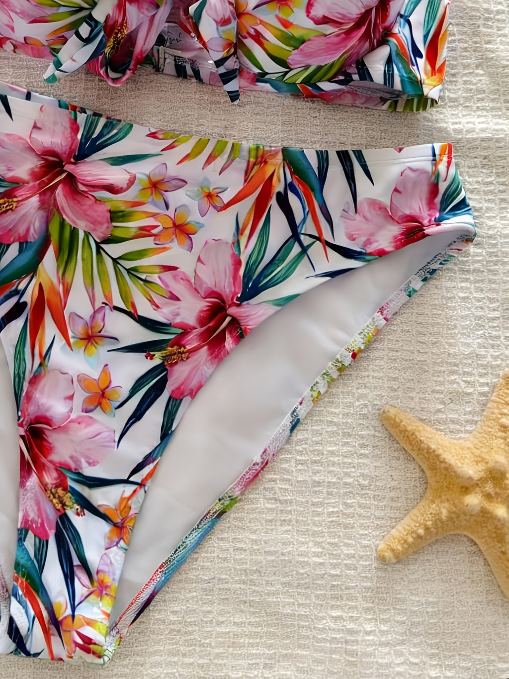 Bikini grande taille — Fleurs tropicales peintes sur blanc