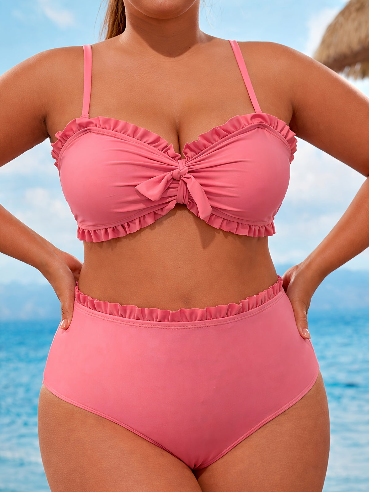 Bikini grande taille — Rose corail à volants et nœud de buste