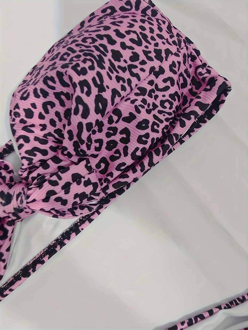 Bikini bandeau grande taille — Léopard rose et buste noué