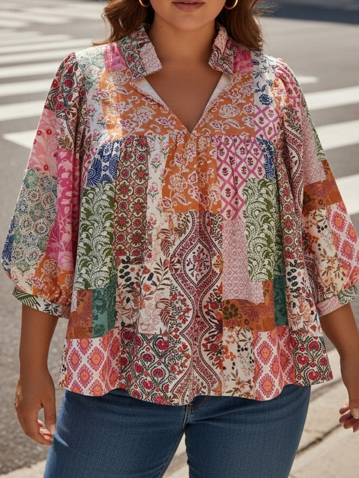 Blouse imprimée grande taille, col v et motif patchwork Image