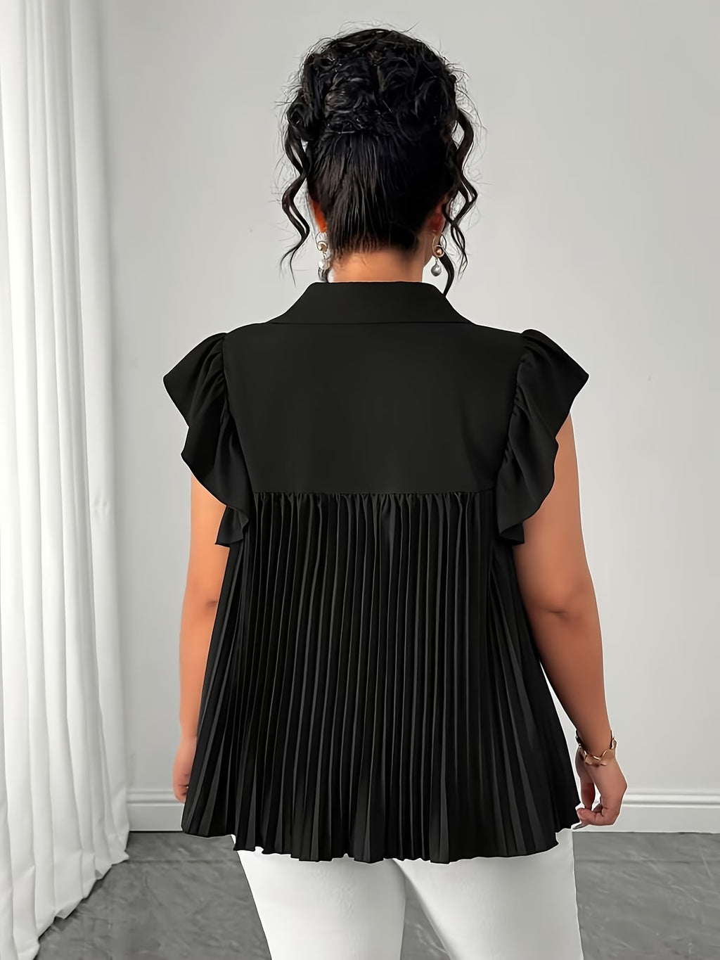 Blouse noire grande taille, plissé élégant et col à revers