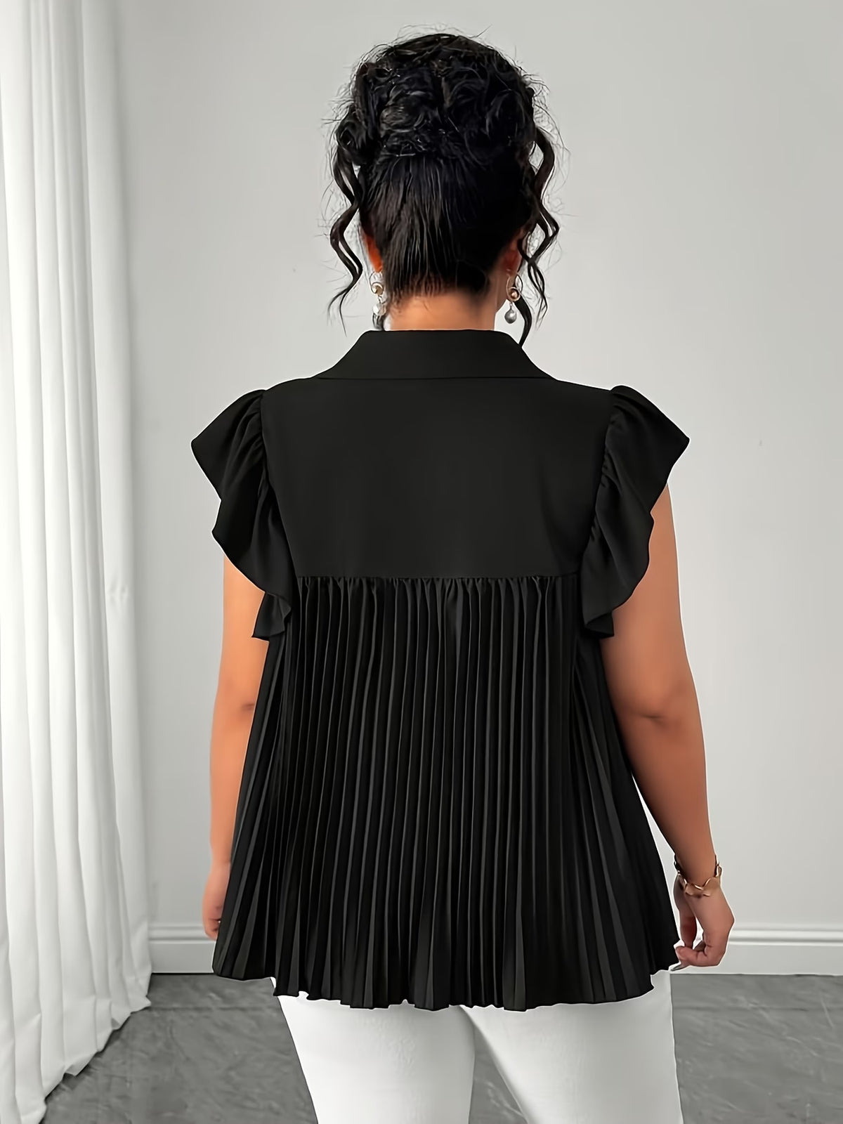 Blouse noire grande taille, plissé élégant et col à revers