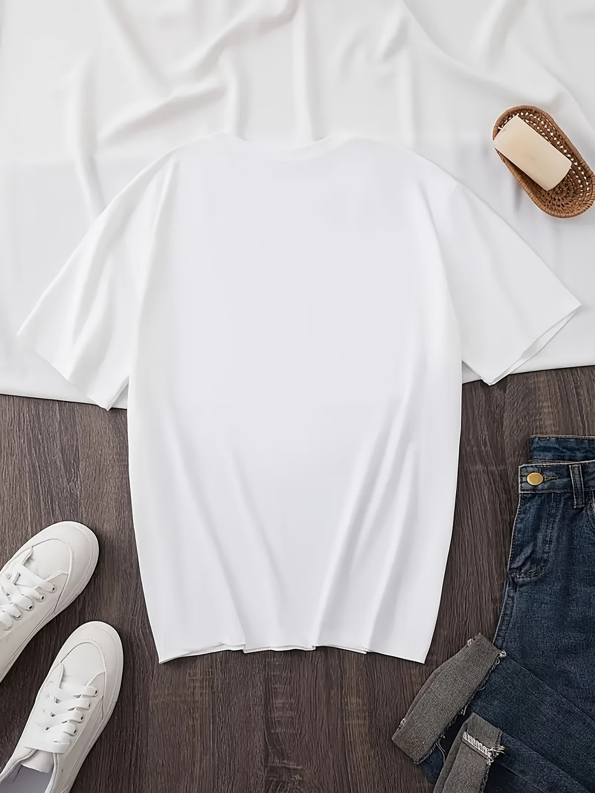 T-shirt grande taille, col rond, manches courtes, esprit décontracté, détail du tissu