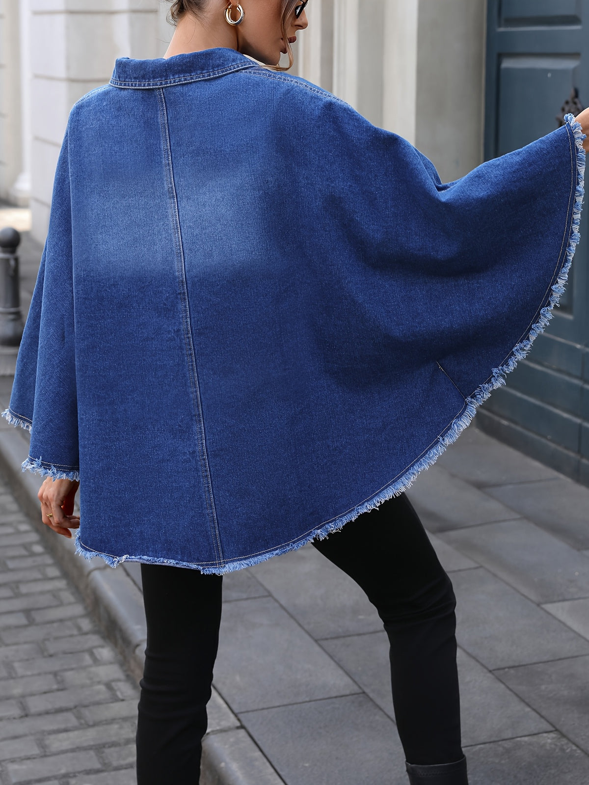 Veste grande taille, coupe ample, col à revers, boutonnage, porté de face