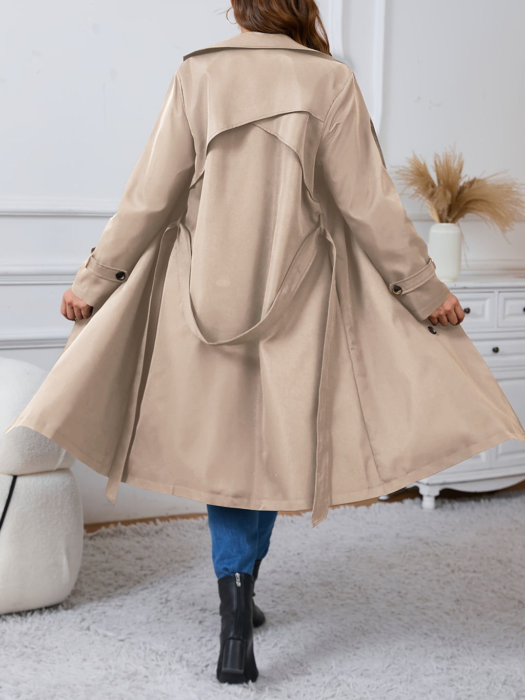 Manteau grande taille, coupe longue, col à revers, boutonnage, détail du col