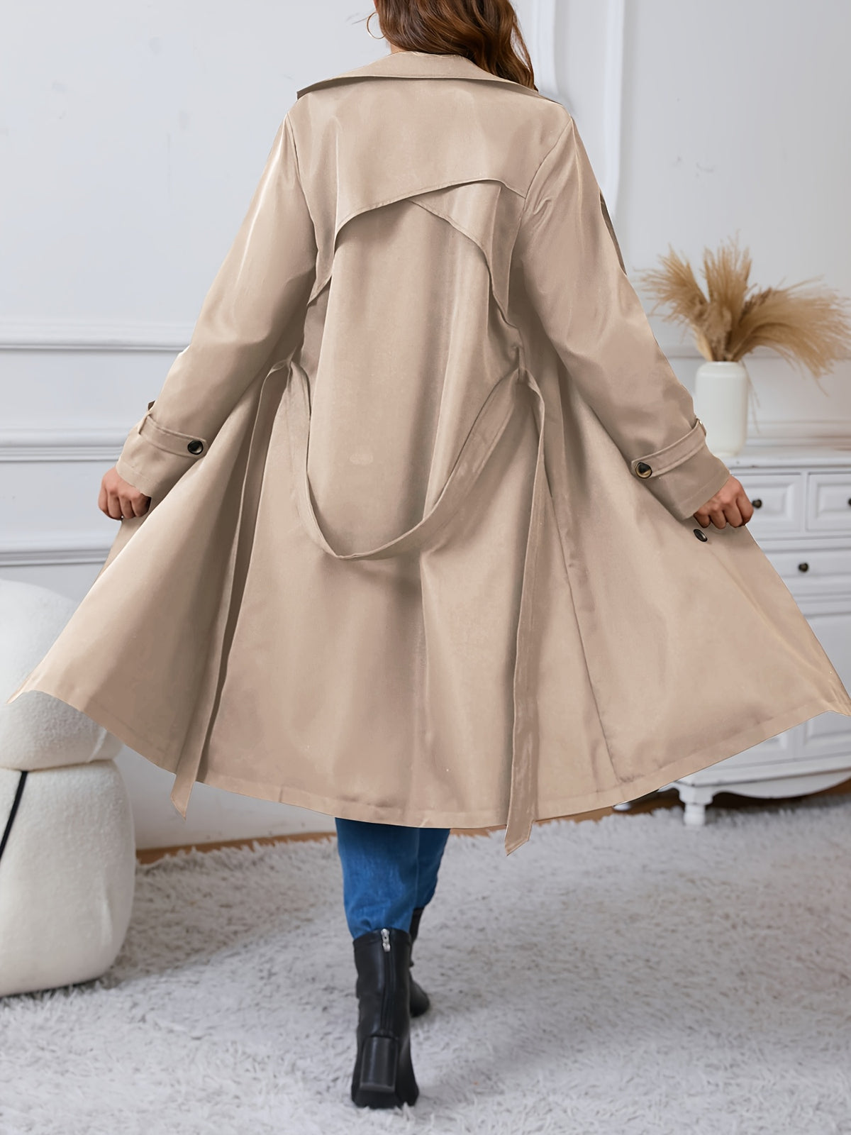 Manteau grande taille, coupe longue, col à revers, boutonnage, détail du col