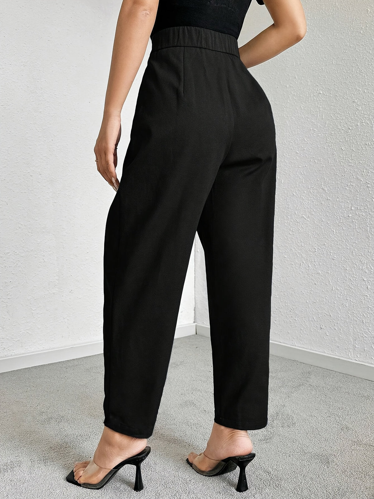 Pantalon carotte grande taille — Plis creux et bouton doré